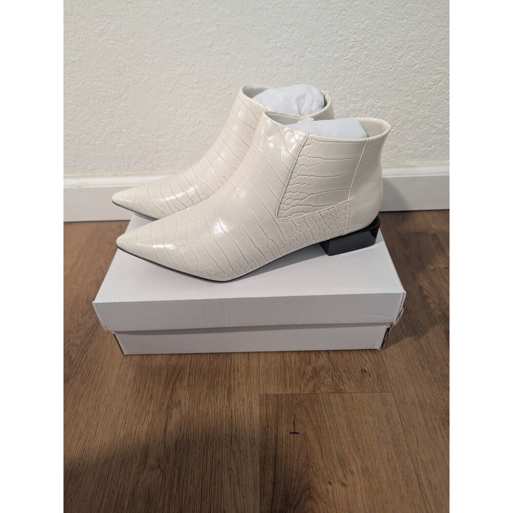 VHNY New York Ivory Croc Embossed Pointed Toe Ankle Boots Sz 10 patient leather